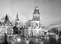 Ночные черно-белые огни старого города Дрезден