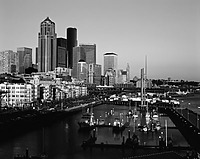Черно-белое фото пристани и города Сан-Франциско