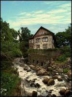 Старый дом и горный ручей в Нормандии