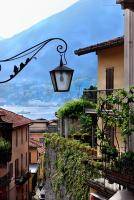 Вид из окна на южный городок Беладжио Италия