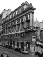 Черно-белая архитектура дом - утюг на углу улиц города