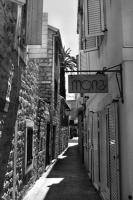 Черно-белая улица города Будва