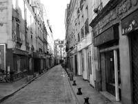 Черно-белая улица старого Парижа