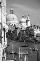 Черно-белый вид на Гранд канал и собор Святого Марка в городе Венеция