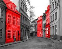 Улица старого города черно-белый цвет с красным