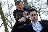 Кадр из фильма Залечь на дно в Брюгге друзья Рэй и Кен