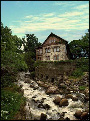 Старый дом и горный ручей в Нормандии