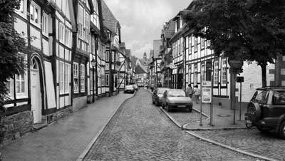 Черно-белый город каменная мостовая уходящей вдаль улицы