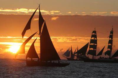 Закат и паруса пространство и горизонт