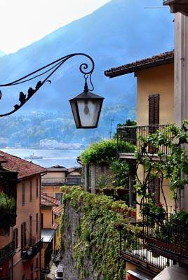 Вид из окна на южный городок Беладжио Италия