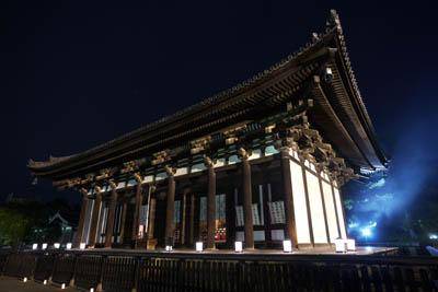 Японский храм ночью