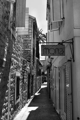 Черно-белая улица города Будва