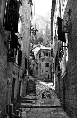 Черно-белая улочка Средиземноморья